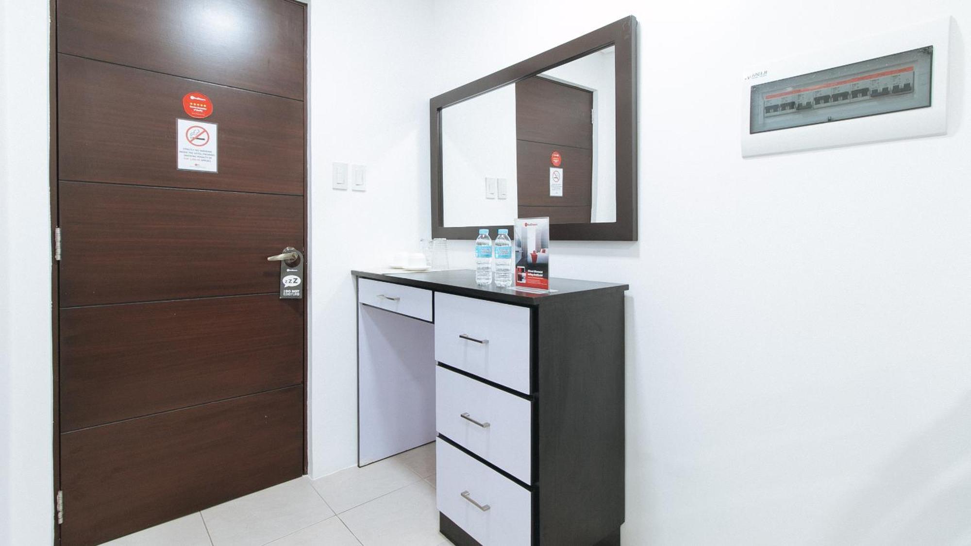 Reddoorz Plus At Evangelista Street Makati Makati City Exterior foto