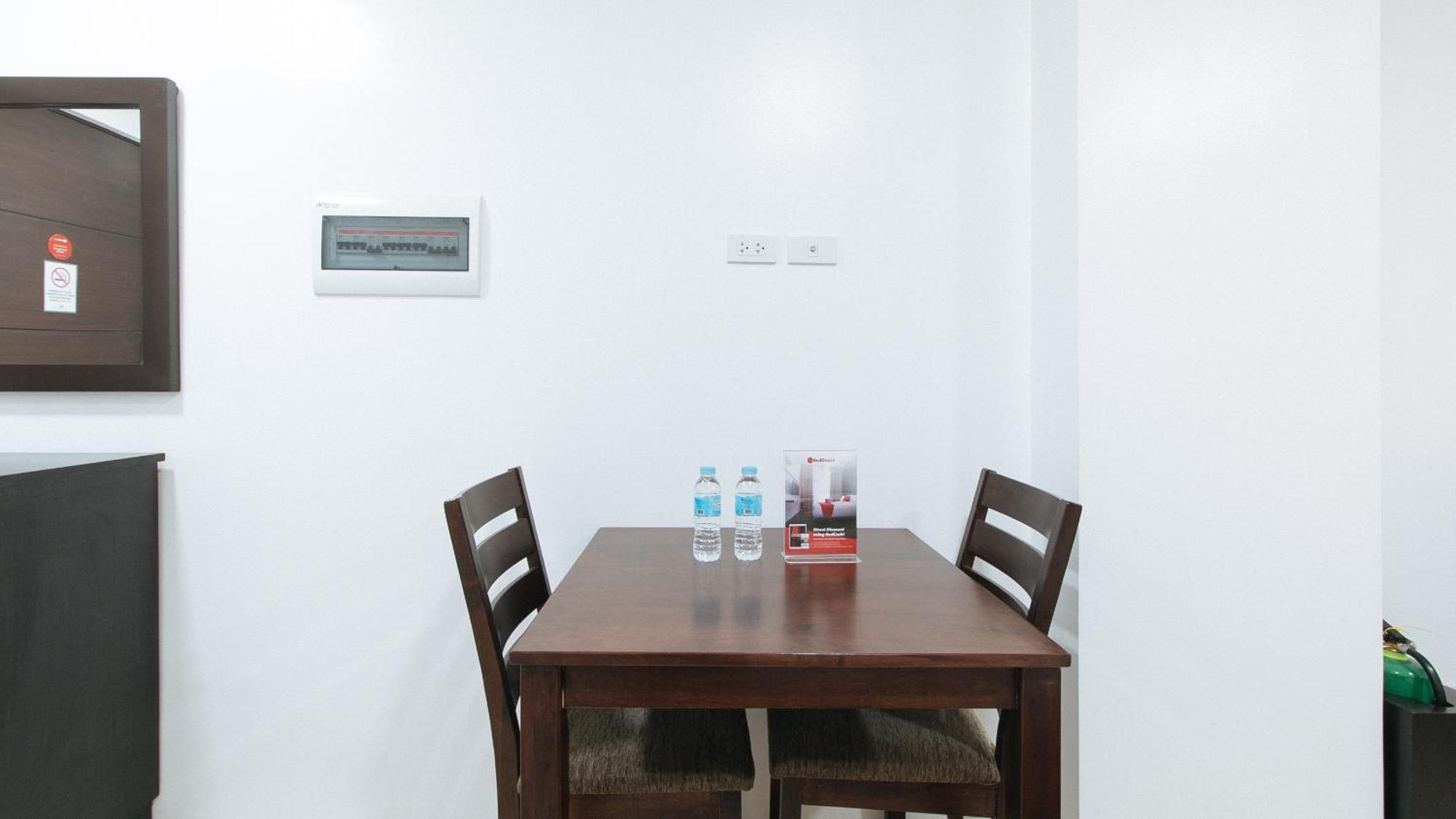 Reddoorz Plus At Evangelista Street Makati Makati City Exterior foto