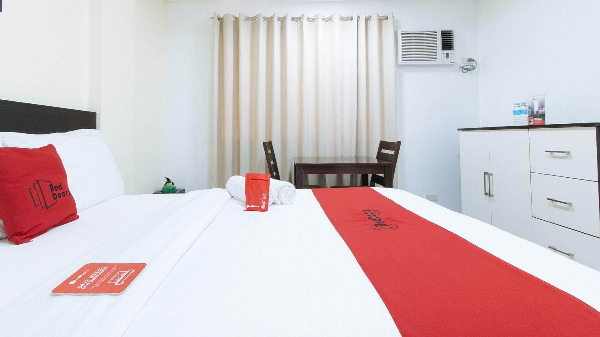 Reddoorz Plus At Evangelista Street Makati Makati City Exterior foto